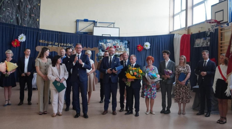 „Wdzięczni za przeszłość, gotowi na przyszłość”. Jubileusz 30-lecia Szkoły Podstawowej im. Królowej Jadwigi w Sierczy